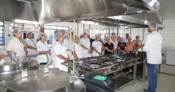 Merendeiras da Rede Municipal de Ensino participam de workshop com renomado chefe de cozinha