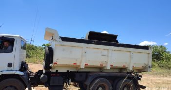 Prefeitura auxilia pequenos produtores do Assentamento Santo Antônio da Fartura no transporte de composto orgânico