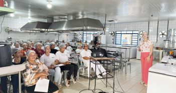Merendeiras da Rede Municipal de Educação participam de curso sobre manipulação de alimentos
