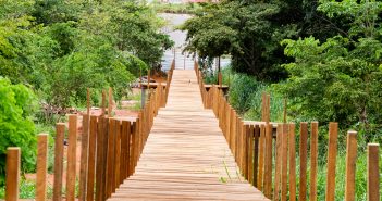 Passarela elevada entre o Bordas do Lago e o Recanto do Bosque I está em fase final de construção