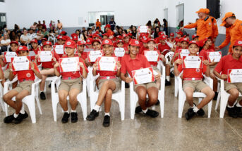 Alunos recebem certificado de conclusão do Projeto Bombeiros do Futuro
