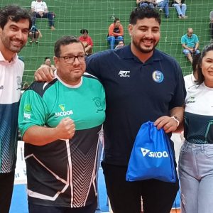 Secretaria de Esporte e Lazer entrega uniforme para alunos de escolinhas esportivas