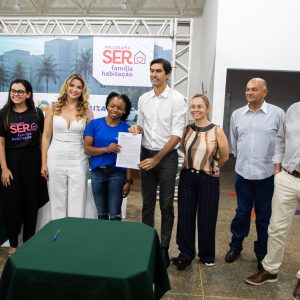 Assinatura de contratos do Florais do Campo I é um avanço na área social e aquece a economia local diz prefeito Alexandre Lopes de Oliveira