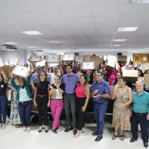 Secretaria de Educação entrega notebooks a professores e gestores das escolas municipais