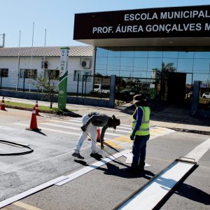Faixas de pedestres estão sendo repintadas em frente a escolas