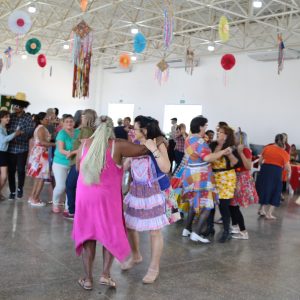 Idosos do CAI se divertem em baile com temática caipira
