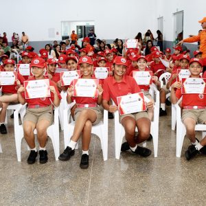 Alunos recebem certificado de conclusão do Projeto Bombeiros do Futuro