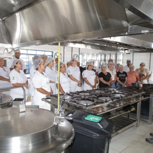 Merendeiras da Rede Municipal de Ensino participam de workshop com renomado chefe de cozinha