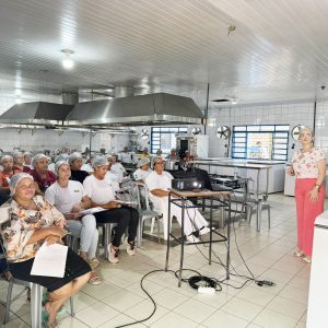 Merendeiras da Rede Municipal de Educação participam de curso sobre manipulação de alimentos