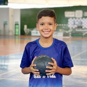 Mãe destaca evolução do filho depois de ingressar na escolinha de handebol