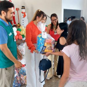 Assistência Social entrega cestas do Projeto Árvore de Natal Solidária