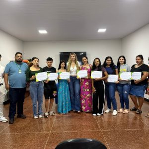 “Qualificação transforma vidas”, destaca secretária de Assistência Social e Habitação em entrega de certificado de conclusão de curso de informática avançada