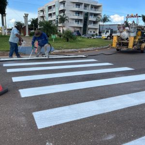 Segurança no trânsito: DMTU recupera pintura de faixas de pedestres e quebra-molas