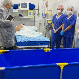 Equipe médica atende pedido e idosa com câncer é batizada na UTI do Hospital Municipal Coração de Jesus
