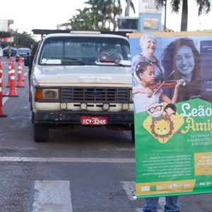Assistência Social faz “pit stop” para orientar sobre o Programa Leão Amigo