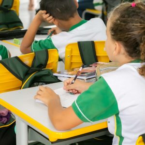 Prefeitura distribuirá mais de 5,8 mil kits de uniformes para alunos da Rede Municipal de Ensino
