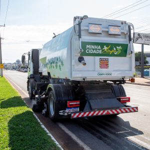 Prefeitura reforça serviço de limpeza pública com caminhão varredor