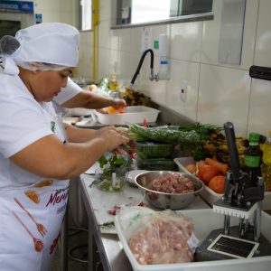 Manipuladoras de alimentos da Rede Municipal de Educação participam de treinamento