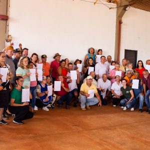 Títulos de propriedade foram entregues a famílias do Assentamento 28 de Outubro