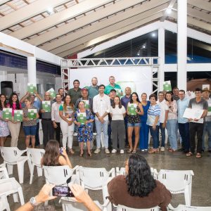 Prefeitura entrega título de propriedade a moradores do Vale do Sol Nascente
