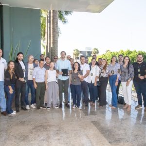 Fiscais municipais recebem carteira funcional e distintivo de identificação