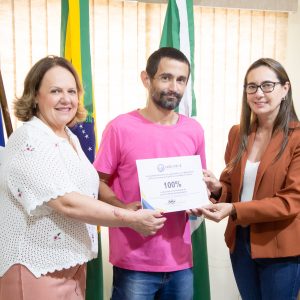 Prefeitura entrega voucher a alunos aprovados em concurso vestibular para concessão de bolsas da Faculdade Unicentral