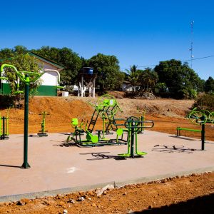 Prefeitura instala parquinho infantil e academia ao ar livre no Assentamento 28 de Outubro