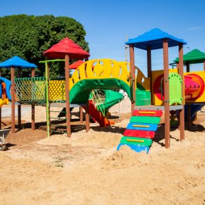 Parquinho infantil está sendo instalado no bairro Santa Rosa