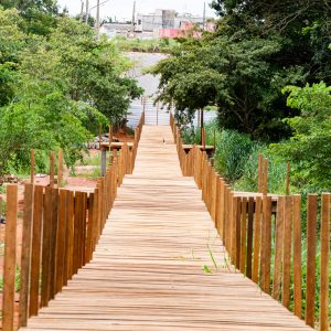 Passarela elevada entre o Bordas do Lago e o Recanto do Bosque I está em fase final de construção