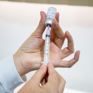 Saúde inicia vacinação contra dengue; público alvo são crianças de 10 a 14 anos
